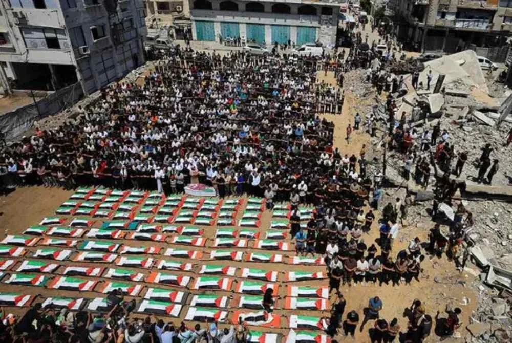 Penduduk Palestin menghadiri pengebumian 112 anggota keluarga Hassayna dan Abu Sharia yang terbunuh dalam serangan Israel pada 2023. - Foto Reuters