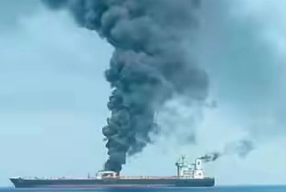 Sebuah kapal kargo berbendera India karam di Laut Merah selepas terkena serangan berhampiran perairan Yaman pada Selasa. Foto: The Times of India