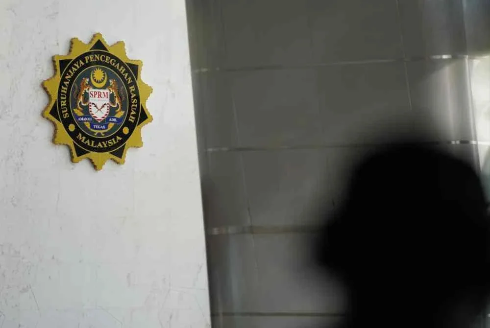 Ketua Pesuruhjaya SPRM mengesahkan penahanan tersebut dan berkata, kes disiasat di bawah Seksyen 23 Akta SPRM 2009. Foto hiasan