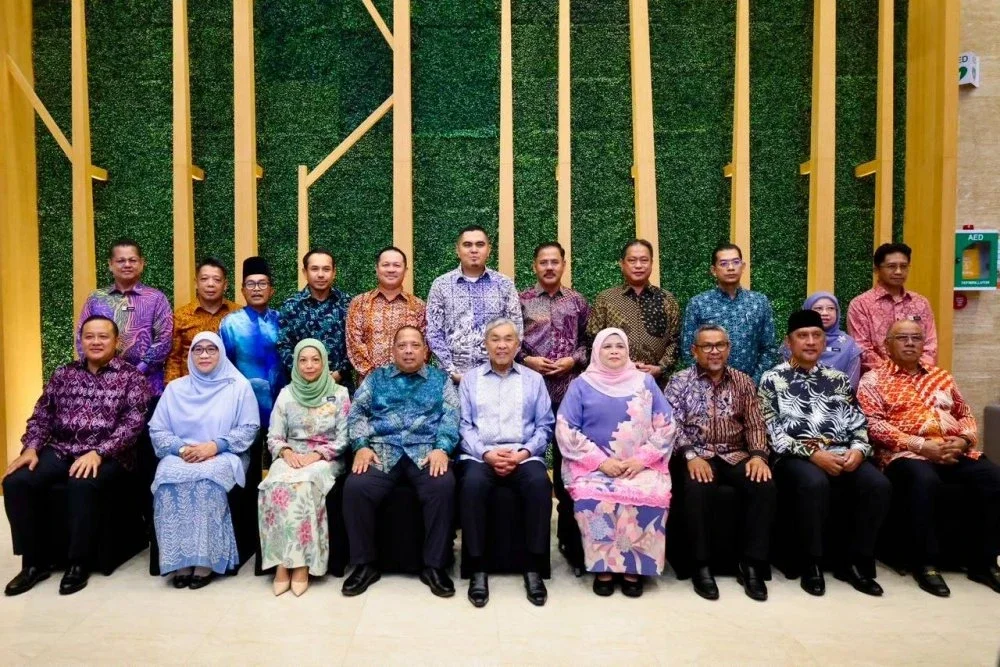Ahmad Zahid (duduk, tengah) bergambar bersama semua Exco Luar Bandar yang menghadiri Mesyuarat MEXCLUB Kali Ke-61.