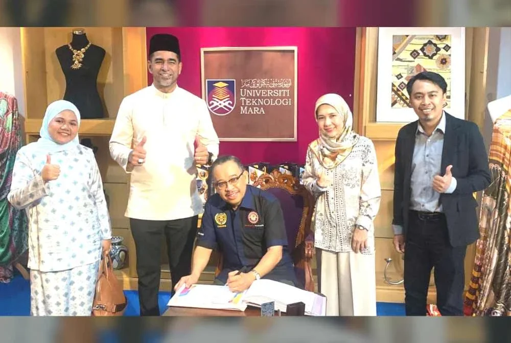 Sesi menandatangan buku pelawat UiTM Cawangan Kelantan, sambil diperhatikan oleh Timbalan Rektor HEP, Pengerusi Persatuan Srikandi Profesional, Penasihat dan presiden Persatuan Silat Cekak Pusaka Hanafi UiTM Caw Kelantan.