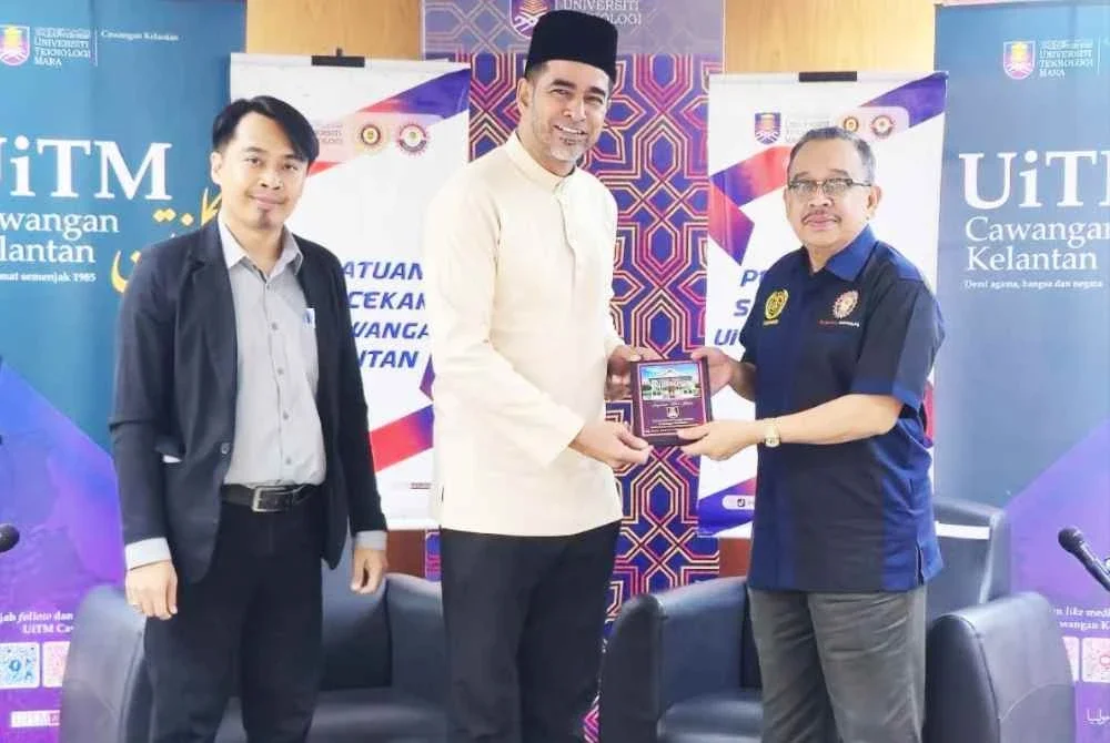 Md Radzi menerima cenderahati dari Timbalan Rektor HEP, En Meer Zhar Farouk selepas tamat sesi podcast.