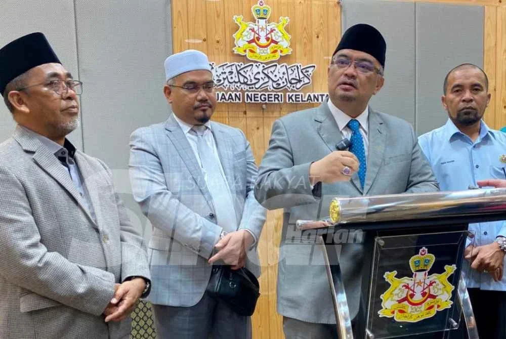 Mohamed Fadzli (tengah) semasa sidang akhbar selepas Mesyuarat Exco di Kompleks Kota Darulnaim, Kota Bharu pada Rabu.