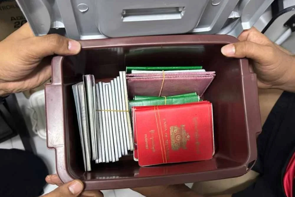 Antara pasport warga asing yang dirampas.
