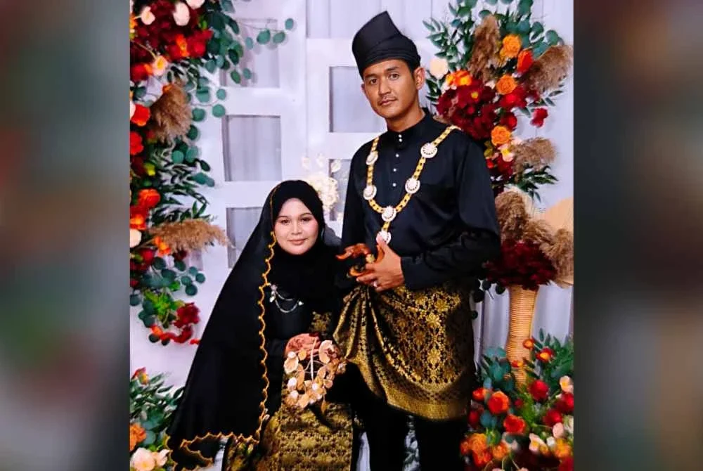 Gambar perkahwinan Ruzita dan suami.