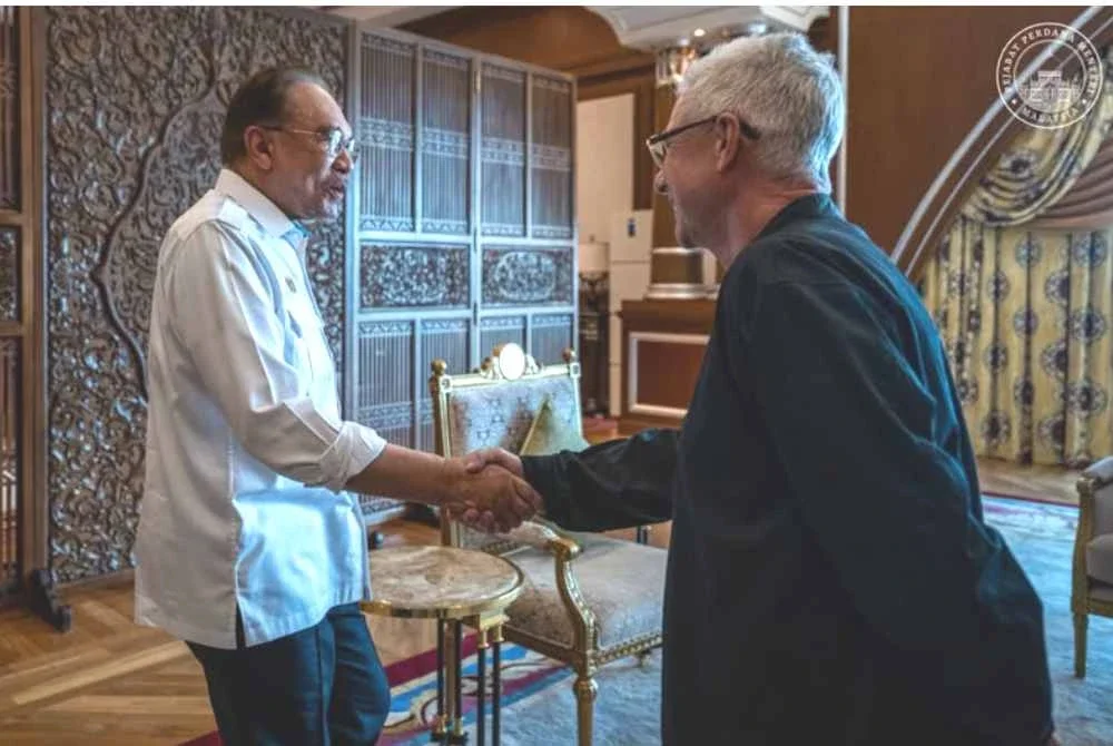 Anwar mengadakan pertemuan dengan Pengarah Eksekutif GP Singapura, Michael Roche pada Rabu. Foto Facebook Anwar Ibrahim