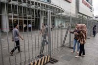 Pagar logam tersebut meraih perhatian ramai kerana menghalang laluan utama pejalan kaki.