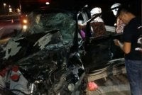 Pasangan suami isteri cedera apabila kenderaan pelbagai guna (MPV) yang dinaiki merempuh sekumpulan gajah liar di Kilometer 274.6 LPT2 selepas susur keluar Plaza Tol Cheneh malam tadi. 