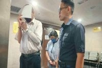 Wooi Lee (kiri) dan Shareen Noordin (tengah) masing-masing mengaku tidak bersalah atas 16 pertuduhan yang dikenakan ke atas mereka di Mahkamah Sesyen Ipoh pada Rabu.