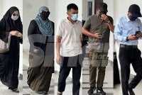 Dari kiri: Eadzelin, Nur Shahalwani, Mohamad Faiz Harith, Nik Araman dan Saipuddin mengaku tidak bersalah di hadapan Hakim Dazuki Ali selepas pertuduhan dibacakan secara berasingan. Foto: ADILA SHARINNI WAHID