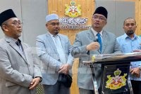 Mohamed Fadzli (tengah) semasa sidang akhbar selepas Mesyuarat Exco di Kompleks Kota Darulnaim, Kota Bharu pada Rabu.