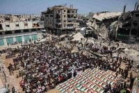Penduduk Gaza menunaikan solat jenazah di tengah-tengah runtuhan struktur musnah dibedil di kawasan kejiranan al-Sabra di Bandar Gaza.