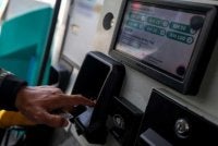 Seorang pekerja stesen minyak di Lahad Datu dihukum penjara lapan bulan dan empat sebatan selepas mengaku bersalah menyalahgunakan nombor MyKad pelanggan bagi mendapatkan subsidi Budi Madani Diesel secara tidak sah. Gambar hiasan