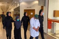 Kedua-dua tertuduh diiringi pegawai SPRM ketika dibawa ke Mahkamah Sesyen di sini untuk pertuduhan pada Rabu.FOTO SPRM PAHANG