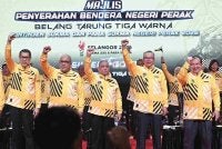 Saarani (tengah) ketika menyempurnakan Majlis Penyerahan Bendera Kontinjen SUKMA dan Para SUKMA Negeri Perak Tahun 2026 Belang Tarung Tiga Warna di Stadium Indera Mulia di sini pada Rabu.