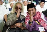 Ahmad Fadhli (kanan) berkongsi gambar kenangan bersama Allahyarham di akaun Facebooknya.