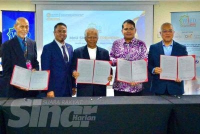 Canselor dan Pengerusi Kehormat Olympia Education Malaysia, Tan Sri Dr. Yusof Noor (tengah) bersama tetamu kehormat diraja, pemimpin kerajaan, penggubal dasar, peneraju industri, institusi pendidikan dan rakan strategik. Foto Asril Aswandi Mohd Syukur