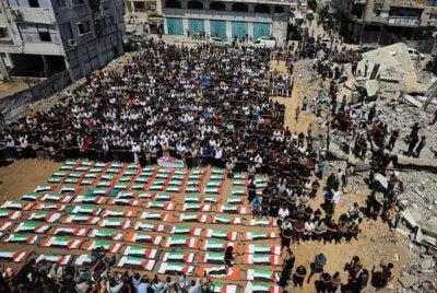 Penduduk Palestin menghadiri pengebumian 112 anggota keluarga Hassayna dan Abu Sharia yang terbunuh dalam serangan Israel pada 2023. - Foto Reuters