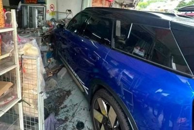 Gambar sebuah kereta merempuh kedai menjual kuih di Leboh Bangau, Taman Berkeley, Klang pada Selasa yang tular di media sosial.