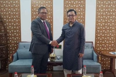 Kyaw Soe Moe (kiri) mengadakan kunjungan hormat ke atas Khandakar Abdul Muktadir, di Kementerian Perdagangan di Dhaka. Foto ihsan Kementerian Perdagangan Bangladesh.