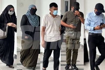 Dari kiri: Eadzelin, Nur Shahalwani, Mohamad Faiz Harith, Nik Araman dan Saipuddin mengaku tidak bersalah di hadapan Hakim Dazuki Ali selepas pertuduhan dibacakan secara berasingan. Foto: ADILA SHARINNI WAHID