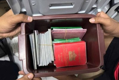 Antara pasport warga asing yang dirampas.