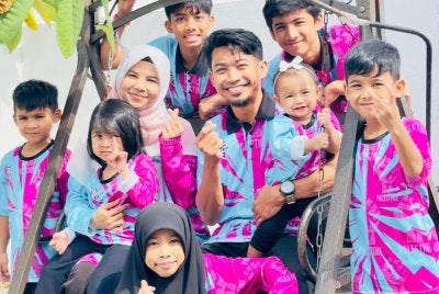 Gambar kenangan Nur Aisyah dan Allahyarham Mohamad Nurhaziq bersama tujuh anak mereka.