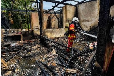 Kebakaran melibatkan lima rumah kediaman jenis kekal di RAKR Seberang Jerteh. Foto FB Pejabat Kebajikan Masyarakat Daerah Besut