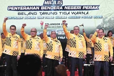 Saarani (tengah) ketika menyempurnakan Majlis Penyerahan Bendera Kontinjen SUKMA dan Para SUKMA Negeri Perak Tahun 2026 Belang Tarung Tiga Warna di Stadium Indera Mulia di sini pada Rabu.
