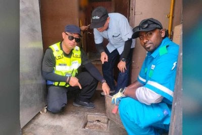 Ainal Yusman (kiri) memeriksa premis di sekitar Sungai Petani.