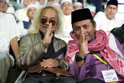 Ahmad Fadhli (kanan) berkongsi gambar kenangan bersama Allahyarham di akaun Facebooknya.