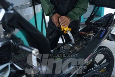 Harga petrol dan diesel tanpa subsidi turun 5 sen seliter mulai Khamis. 