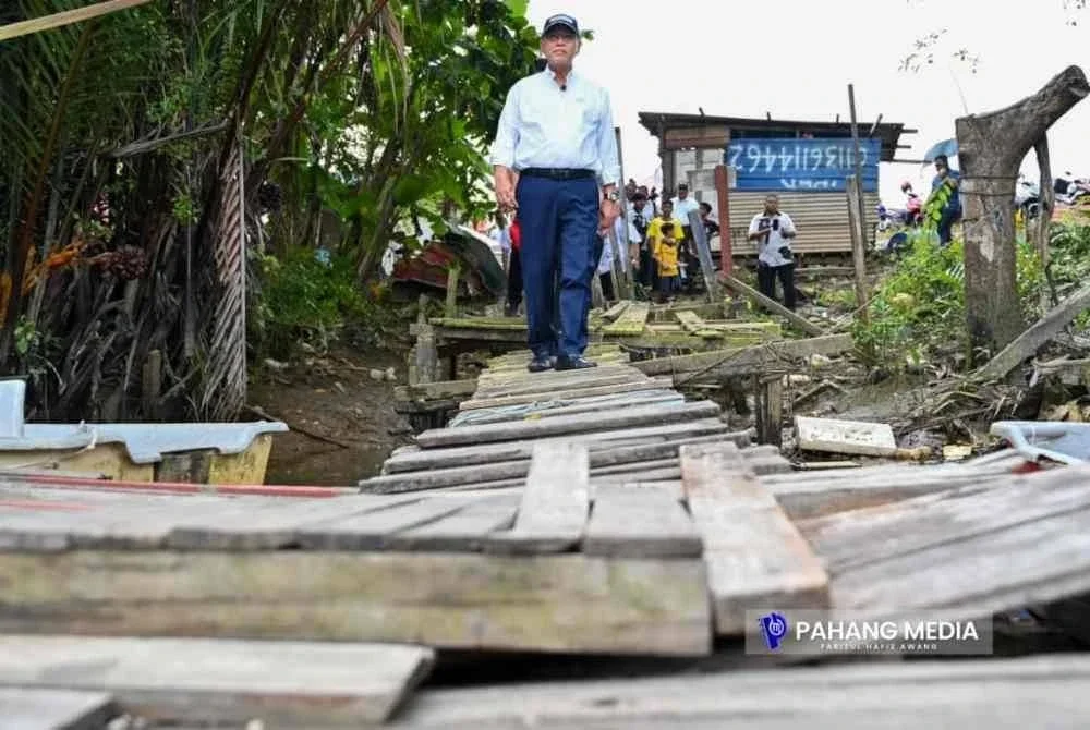 Wan Rosdy meninjau keadaan jeti pada program Jelajah Aspirasi Pahang 1st Dewan Undangan Negeri (DUN) Inderapura di Jeti Nelayan Sungai Belat, Kampung Belukar pada petang Rabu. Foto Pahang Media.