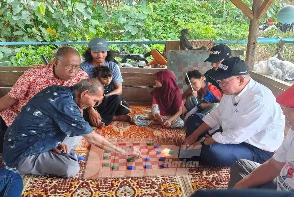 Muhamad Jaapar sedang mengatur strategi ketika berlawan dam dengan Wan Rosdy ketika program Jelajah Aspirasi Pahang 1st Dewan Undangan Negeri (DUN) Inderapura di Jeti Nelayan Sungai Belat, Kampung Belukar pada petang Rabu. Foto Sinar Harian.