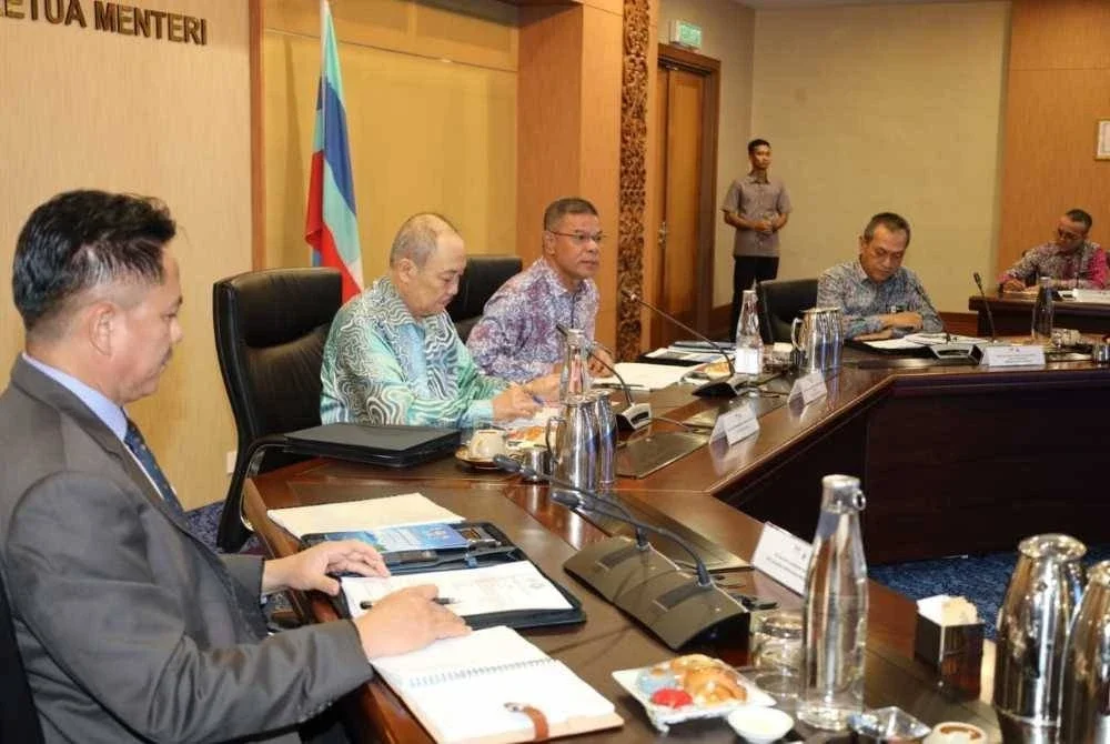 Hajiji dan Saifuddin mempengerusikan bersama mesyuarat Jawatankuasa Bersama ESSZone di Menara Kinabalu, Kota Kinabalu pada Khamis.