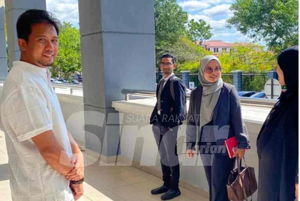 Calon PH PRN Negeri Sembilan Azizul Hakim (kini) ketika hadir ke Mahkamah Sesyen Seremban.
