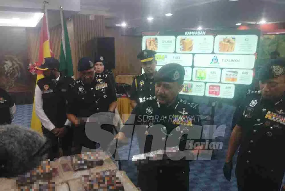 Mohd Yusri menunjukkan rokok seludup yang dirampas