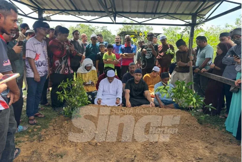 Jenazah yang selamat dikebumikan di Tanah Perkuburan Islam Kampung Gual Petai Lima di Gual Ipoh di sini pada Khamis. Foto SINAR HARIAN/ADILA SHARINNI WAHID