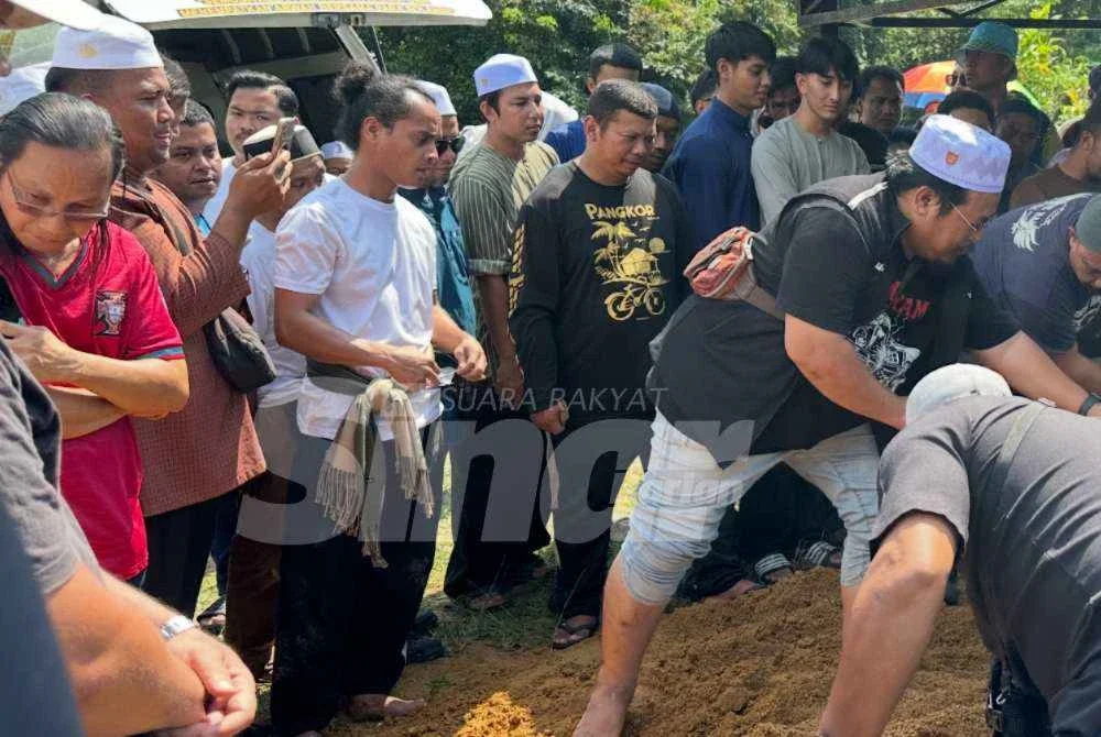 Atu Zero (tengah) yang hadir di upacara pengebumian jenazah Cik Man. Foto SINAR HARIAN/ADILA SHARINNI WAHID