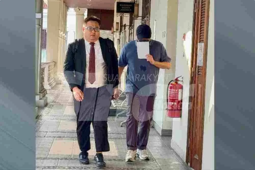 Chee Wai berjalan ke mahkamah dengan peguamnya.