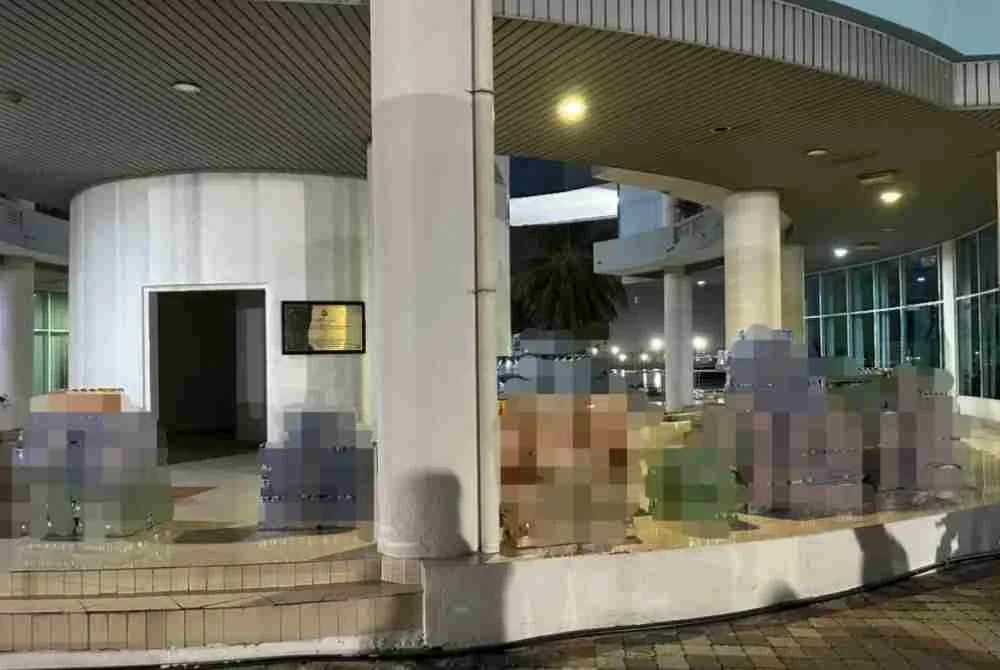 Antara minuman keras tidak bercukai yang dirampas PPM dalam serbuan di kawasan parkir lori di Telok Panglima Garang, Kuala Langat pada Rabu. Foto: PPM