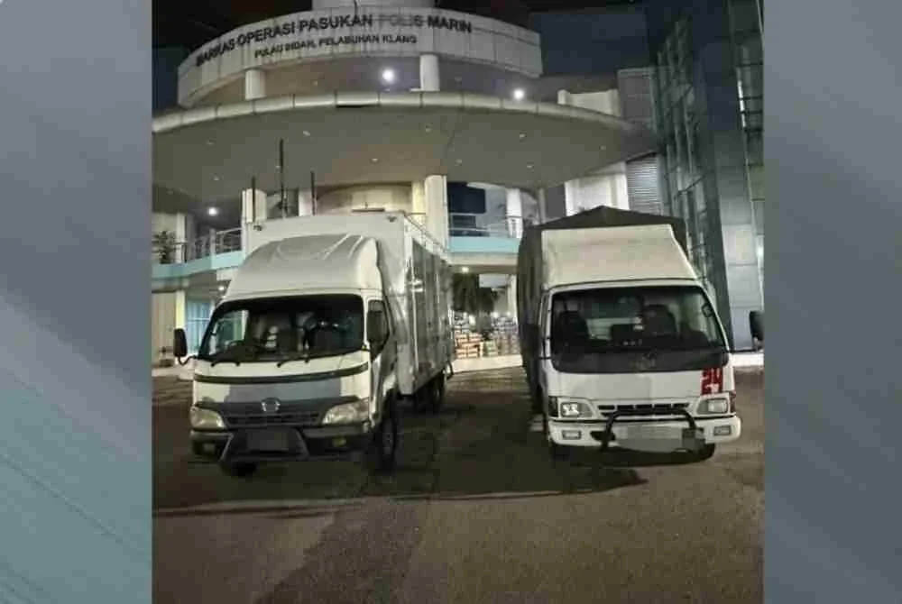 Dua lori mengandungi pelbagai minuman keras tidak bercukai dirampas dalam serbuan PPM di Telok Panglima Garang, Kuala Langat pada Rabu. Foto: PPM