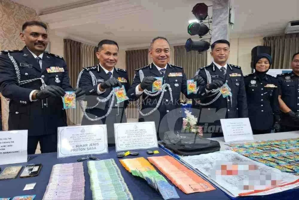 Mohd Alwi (tiga dari kiri) menunjukkan rampasan dadah jenis ketamin dan pil Erimin 5 hasil empat siri serbuan di sekitar Ipoh dan Tapah.