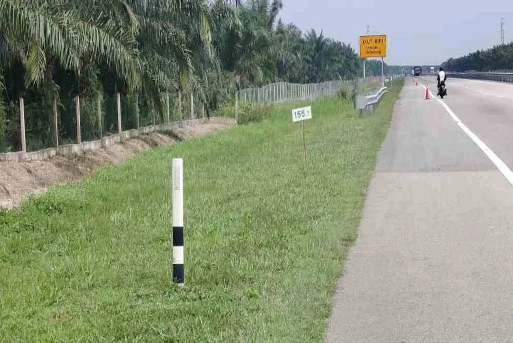 Berdasarkan maklumat awal diterima, ketika kejadian, mangsa menunggang motosikal seorang diri dari arah Teluk Intan menuju ke Sabak Bernam sebelum hilang kawalan dan terbabas ke kiri jalan.