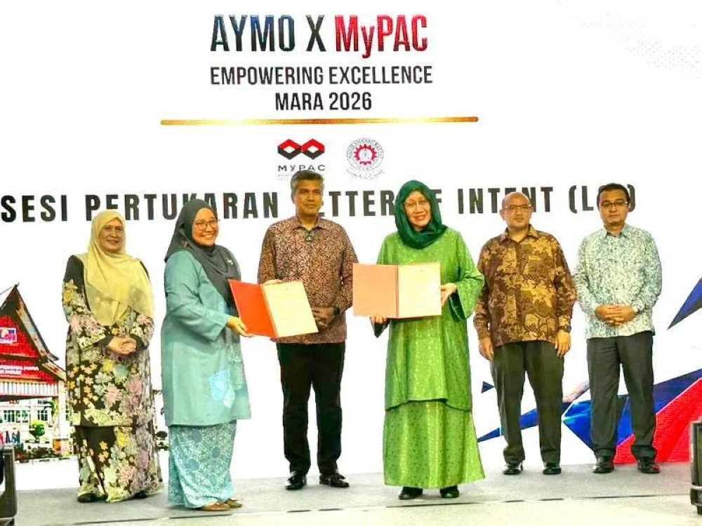 Majlis pendaftaran itu diadakan bersempena program AYMO x MyPAC: Empowering Excellence MARA 2026, yang turut menyaksikan penyerahan Surat Tawaran Tajaan MyPAC kepada pelajar FIA-ACCA serta pelantikan KPM Ayer Molek sebagai salah satu penyedia khidmat latihan MyPAC.
