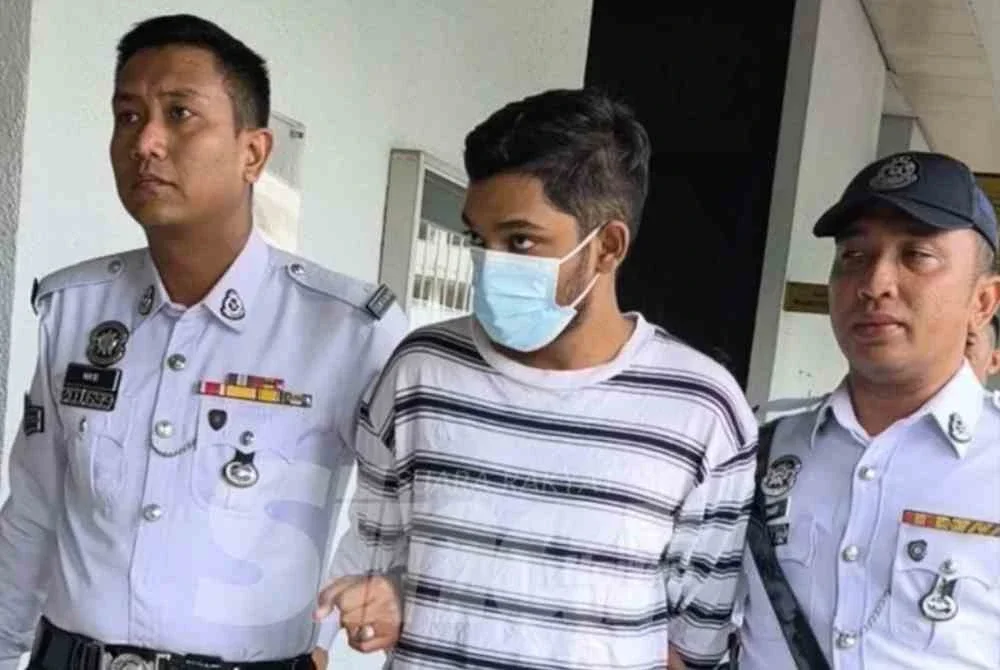 Danish Raman (tengah) memohon kepada Mahkamah Tinggi supaya kes dihadapinya dibatalkan.