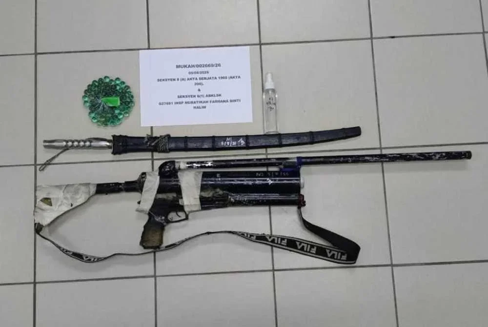 Senjata yang dirampas dalam serbuan di sebuah rumah di Jalan Selangau-Mukah. Foto IPD Mukah