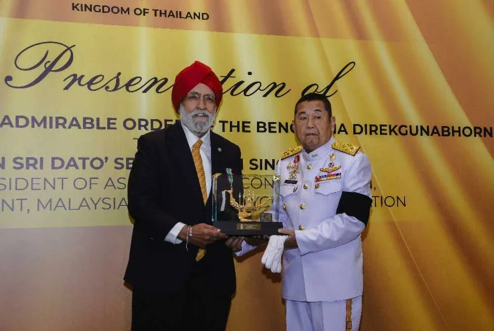 Naib Presiden Kanan ACC Jeneral Decha Hemkasri (kanan) menyerahkan cenderamata kepada Darshan semasa Majlis Penganugerahan Darjah Kebesaran Diraja Thailand pada Khamis. Foto: Bernama
