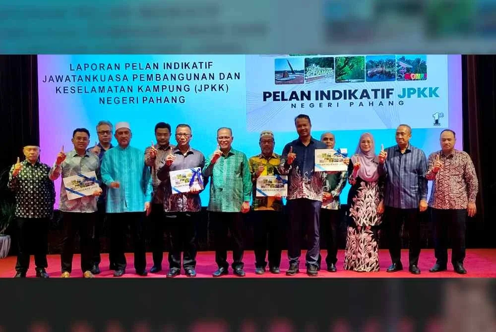 Wan Rosdy (tengah) bersama antara wakil daerah yang menerima Buku Pelan Indikatif Jawatankuasa Pembangunan dan Keselamatan Kampung (JPKK) Pahang.