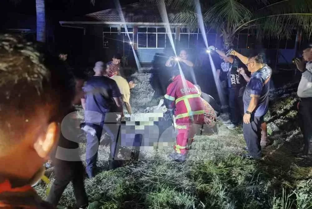 Cubaan menjolok buah kelapa menggunakan galah jenis besi dipercayai punca tiga anggota polis maut terkena renjatan elektrik.